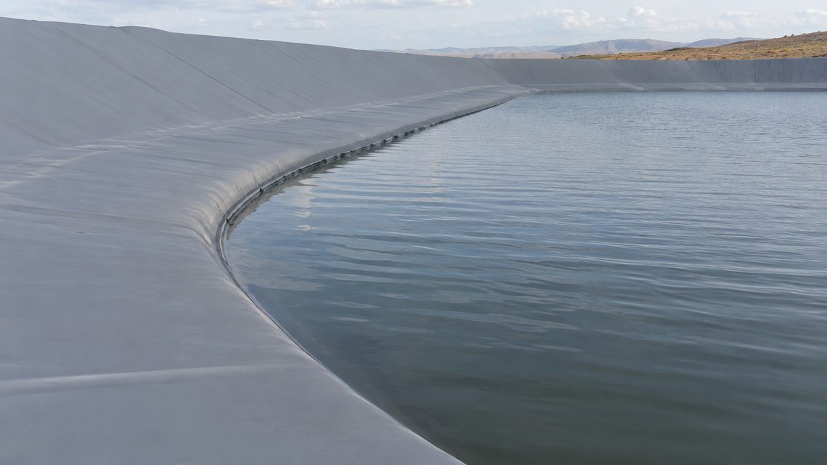 Finished polyurea-lined water reservoir with a seamless waterproof membrane